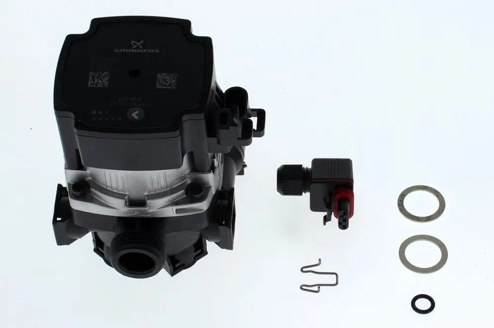 Bosch Pumpe mit einem elektrischen Antrieb, Anschluss für Rohrleitungen und Zubehörteilen wie Dichtungen und Clips auf weißem Hintergrund.